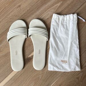 Tkees white Serena slides